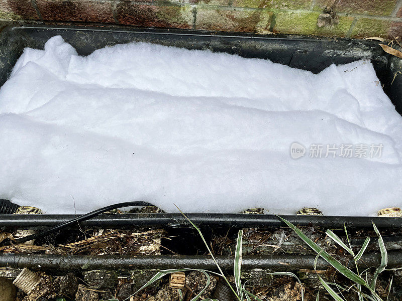 塑料花园池塘过滤湾/锦鲤过滤的图像，清洁的棉花泡沫过滤介质被添加，以净化水，提高视野